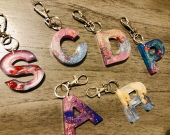 Niestandardowe breloki z literami z żywicy