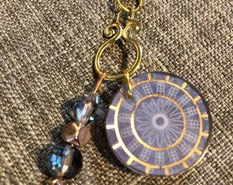 Naszyjnik z zawieszką z żywicy w kolorze złotym i fioletowym