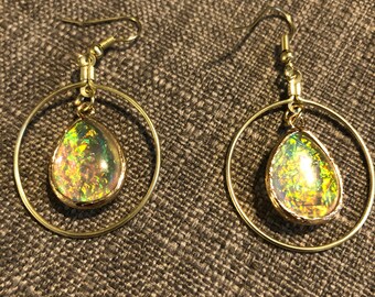 Złote i opalizujące szklane koraliki zwisające wewnątrz kółek