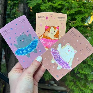 Conjunto de três ímãs de geladeira pintados à mão, gatos bailarinos, gatinhos de balé, decoração coquete, cartões de amostra de tinta, materiais reciclados, presentes para gatos