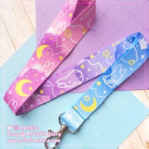 Lanyard coniglietto Cloudy Twilight con chiusura a moschettone argentata / accessorio porta badge identificativo / Costellazione kawaii carina con luna, stelle, nuvole