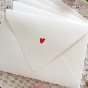 Handgemachte weiße Briefumschläge mit Aquarell Herz | 140 g/qm Strukturpapier im 10er Set - Ideal für die Hochzeitspapeterie in den Größen A7/C6