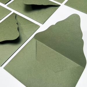 Premium handgjorda skogsgröna kuvert med vågiga flikar | 140 gsm texturerat papper, set om 10 – perfekt för bröllopsbrevpapper