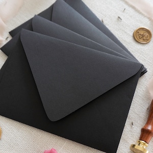 Premium handgefertigte schwarz matt Euro-Flap Umschläge | 140 g/qm Strukturpapier im 10er Set - Ideal für die Hochzeitspapeterie Bild 1