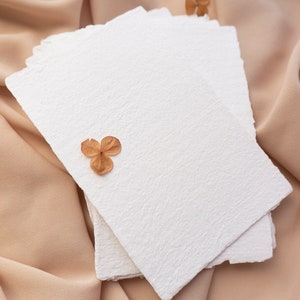 Weißes handgeschöpftes Papier, umweltfreundliches Recyclingpapier, A5/A6/Namenskartengröße Bögen, Büttenrand, Papier zum Basteln, SET VON 5 Bögen