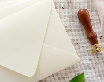 Handgemaakte crèmekleurige EuroFlap-enveloppen: 140 g/m² structuurpapier, A7-C6-C7-formaten (set van 10)