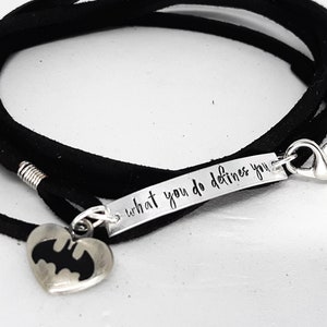 Lo que haces define tu pulsera envolvente - Estampada a mano