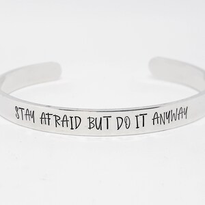 Pulsera "Mantén el miedo, pero hazlo de todos modos" - Estampada a mano - Carrie Fisher