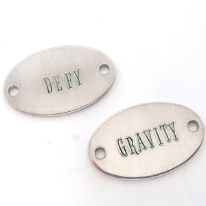 Etiquetas para zapatos / dijes de identificación Defy Gravity - Estampados a mano