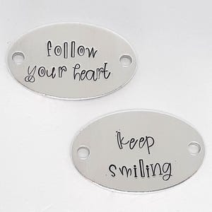 Etiquetas para zapatos / dije de identificación con la frase Sigue tu corazón - Sigue sonriendo - Estampado a mano