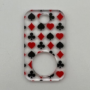 Limitierte Auflage Rectangular Playing Card Suits Druck auf durchsichtigen Acrylfadentropfen. A Crossed In Stitches exklusiv.