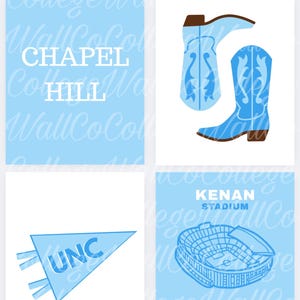 Puede incluir: Un collage de gráficos en azul claro y blanco. Las imágenes incluyen un par de botas de vaquero, un banderín con "UNC", un estadio etiquetado como "KENAN STADIUM" y un horizonte de Chapel Hill, Carolina del Norte. El texto incluye "CHAPEL HILL" y "#GDTBATH".