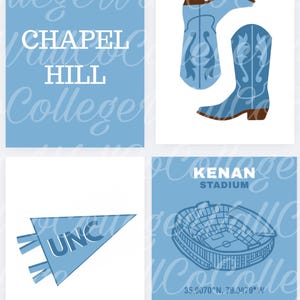 Puede incluir: Un collage de imágenes en un esquema de color azul claro y blanco. Las imágenes incluyen texto que dice "CHAPEL HILL College", un par de botas de vaquero, una bandera con "UNC", un estadio con coordenadas, rayas verticales con el hashtag "#GDTBATH" y un horizonte urbano.