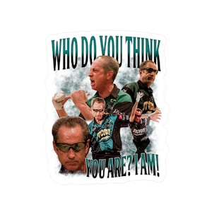 Pode incluir: Uma colagem de quatro homens em camisas de boliche, com o texto "Who do you think you are? I am!" em letras brancas e negrito. Os homens estão todos vestindo camisas de boliche diferentes, com os nomes de seus patrocinadores nelas. O fundo é uma imagem desfocada de uma pista de boliche.