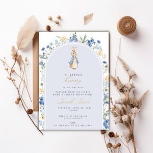 Klassische Peter Rabbit-Babyparty-Einladungskarte, Babyparty-Einladung, bearbeitbare Babyparty-Vorlage, Baby in Bloom, blaue Blumen-Karte