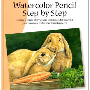 Puede incluir: Una portada de libro con una ilustración de acuarela de dos conejos marrones comiendo zanahorias. El título del libro es "Watercolor Pencil Step by Step" y el subtítulo es "Explora una gama de estilos y técnicas para crear tus propias obras maestras con lápices acuarelables".