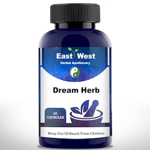 Könnte beinhalten: Eine blaue Flasche mit einem weißen Etikett, auf dem "East West Herbal Apothecary" und "Dream Herb" steht. Die Flasche enthält 50 Kapseln und trägt den Warnhinweis, sie außerhalb der Reichweite von Kindern aufzubewahren.