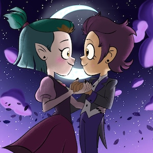 Puede incluir: Dos personajes de dibujos animados, una mujer con cabello verde y un hombre con cabello morado, bailan bajo una luna creciente. Ambos visten atuendos formales y se sonríen. El fondo es un cielo nocturno estrellado con nubes moradas.