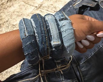 Pulsera vaquera apilada
