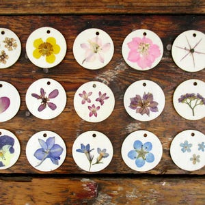 Etiquetas de regalo de madera con flores reales, redondas, juego de 15 piezas.  Etiquetas de regalo con flores. Regalo. Boda. Etiquetas de flores. RL01