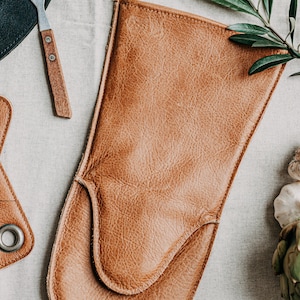 Premium Quality Buffalo Leather Oven Mitt for use with Oven, Stove, Fireplace or BBQ. This Luxury Leather Gift for men is made in Holland. image 2