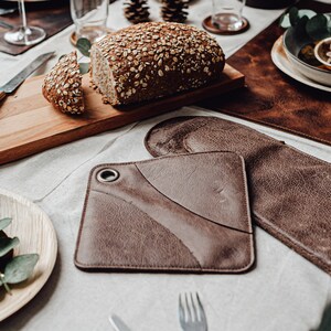 Premium Quality Buffalo Leather Oven Mitt for use with Oven, Stove, Fireplace or BBQ. This Luxury Leather Gift for men is made in Holland. image 4