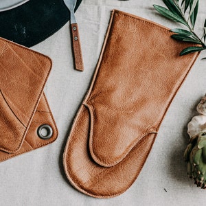 Premium Quality Buffalo Leather Oven Mitt for use with Oven, Stove, Fireplace or BBQ. This Luxury Leather Gift for men is made in Holland.