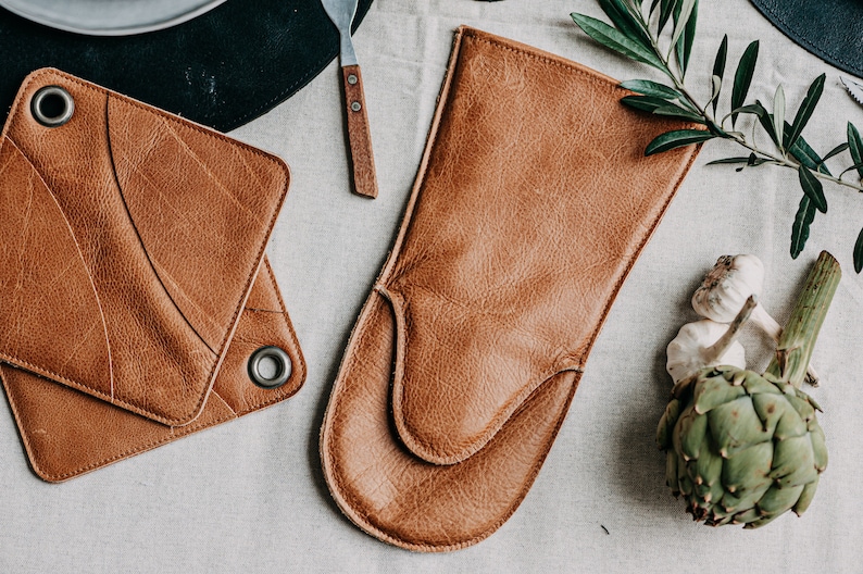Premium Quality Buffalo Leather Oven Mitt for use with Oven, Stove, Fireplace or BBQ. This Luxury Leather Gift for men is made in Holland. image 1