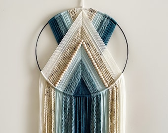 Blauer Türkis und Beige Perlengarn-Wandbehang mit SCHWARZEM Hoop / Makramee-Wandbehang / Kinderzimmer- und Wohnheimdekor / modernes Boho-Dekor