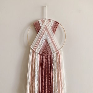 Aro de hilo rosa y blanco para colgar en la pared / Aro de macramé para colgar en la pared / Decoración rosa para habitación de bebé / Decoración bohemia moderna