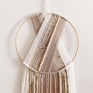 Beige und weiße Perlen Garn Hoop Wandbehang / Wandbehang / Makramee Wandbehang / Boho Dekor