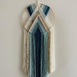 Suspension cerceau en fil de perles bleu sarcelle et beige / Suspension murale en macramé / Décoration de chambre d'enfant et de dortoir / Décoration bohème moderne