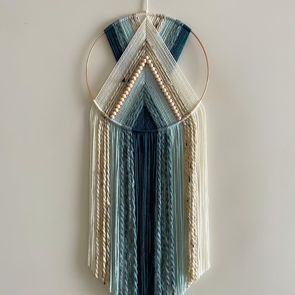 Aro de hilo con cuentas en azul, verde azulado y beige para colgar en la pared, macramé, decoración para dormitorio infantil, estilo bohemio moderno.