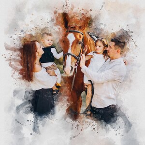 Op de afbeelding: Familieportret in aquarelstijl met een bruin paard. De familie bestaat uit twee ouders en twee kinderen. Het paard heeft een witte bles en draagt een halster. De afbeelding heeft een zacht, artistiek gevoel met aquarelverfspatten.