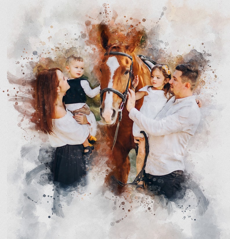 Op de afbeelding: Familieportret in aquarelstijl met een bruin paard. De familie bestaat uit twee ouders en twee kinderen. Het paard heeft een witte bles en draagt een halster. De afbeelding heeft een zacht, artistiek gevoel met aquarelverfspatten.
