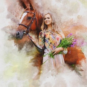 Op de afbeelding: Waterverf-stijl illustratie met een bruin paard met een witte bles en een vrouw die een boeket paarse bloemen vasthoudt. De vrouw draagt een top met bloemenprint en een lichte rok. De afbeelding heeft een zachte, artistieke uitstraling.
