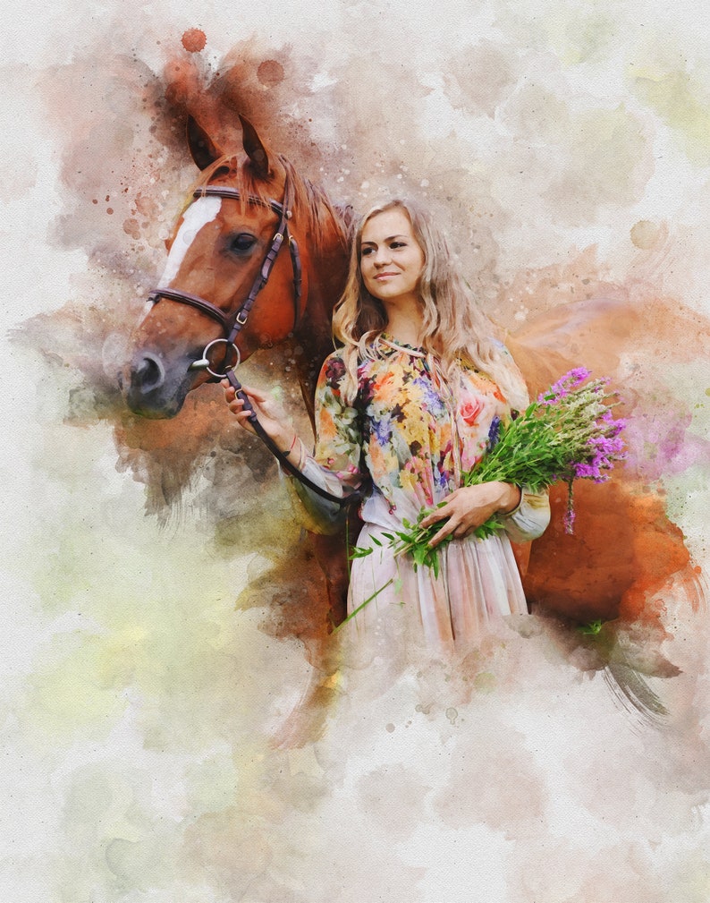Op de afbeelding: Waterverf-stijl illustratie met een bruin paard met een witte bles en een vrouw die een boeket paarse bloemen vasthoudt. De vrouw draagt een top met bloemenprint en een lichte rok. De afbeelding heeft een zachte, artistieke uitstraling.