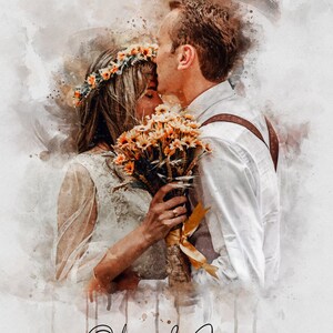 Op de afbeelding: Waterverfportret van een stel dat elkaar omhelst. De vrouw draagt een bloemenkrans en houdt een boeket gele bloemen vast. De man kust haar voorhoofd. De namen "Olivia & Jason" staan onderaan in cursief.