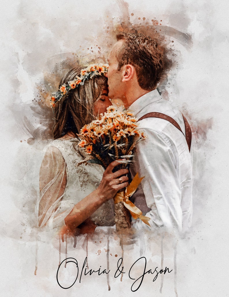 Op de afbeelding: Waterverfportret van een stel dat elkaar omhelst. De vrouw draagt een bloemenkrans en houdt een boeket gele bloemen vast. De man kust haar voorhoofd. De namen "Olivia & Jason" staan onderaan in cursief.