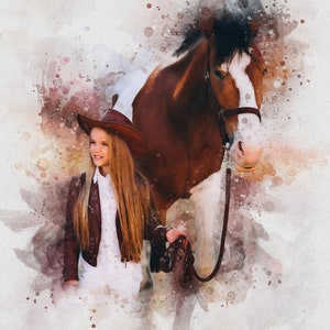Op de afbeelding: Waterverfachtige afbeelding van een jong persoon met een cowboyhoed en jas, naast een bruin en wit paard. Het paard heeft een witte bles en een donkere manen. De afbeelding heeft een zacht, artistiek gevoel met waterverfachtige spatten.