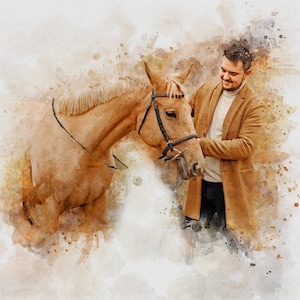 Op de afbeelding: Een afbeelding in aquarel van een lichtbruin paard met een zwart halster en een persoon met een bruine jas. De persoon glimlacht en raakt zachtjes de kop van het paard aan. De achtergrond heeft aquarelspatten in bruin en beige.