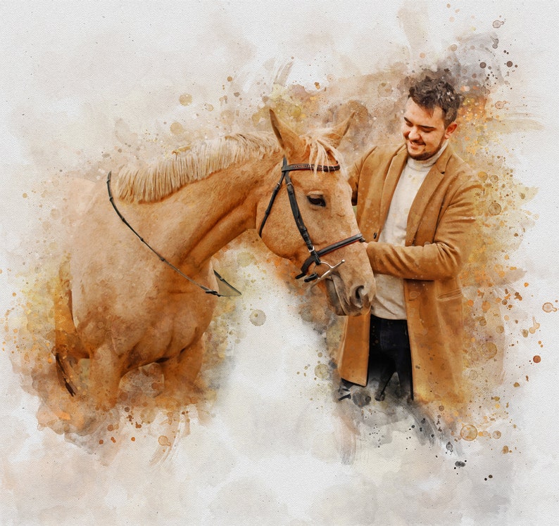 Op de afbeelding: Een afbeelding in aquarel van een lichtbruin paard met een zwart halster en een persoon met een bruine jas. De persoon glimlacht en raakt zachtjes de kop van het paard aan. De achtergrond heeft aquarelspatten in bruin en beige.