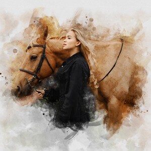 Op de afbeelding: Een afbeelding in aquarel-stijl van een lichtbruin paard met een zwart halster en teugels. Een persoon met een zwarte jas staat naast het paard en houdt de teugels vast. De achtergrond heeft een aquareleffect met bruine en witte tinten.