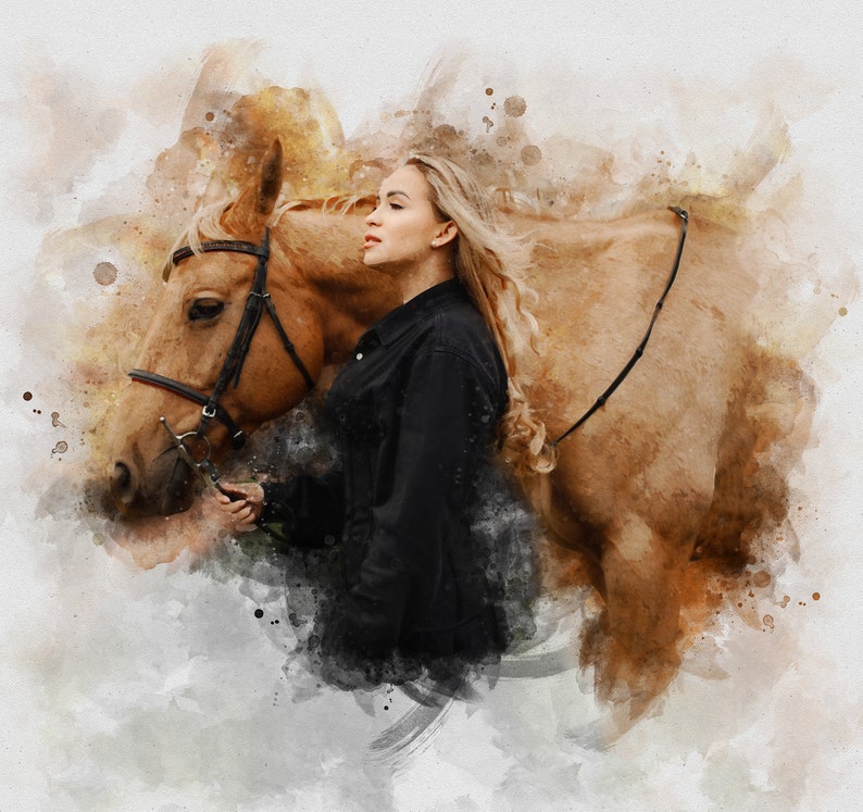 Op de afbeelding: Een afbeelding in aquarel-stijl van een lichtbruin paard met een zwart halster en teugels. Een persoon met een zwarte jas staat naast het paard en houdt de teugels vast. De achtergrond heeft een aquareleffect met bruine en witte tinten.