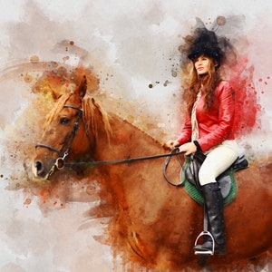 Op de afbeelding: Afbeelding in aquarel van een persoon die op een bruin paard rijdt. De ruiter draagt een rode jas, zwarte laarzen en een zwarte hoed. Het paard heeft een hoofdstel en zadel. De achtergrond heeft aquarelachtige kleurspatten.