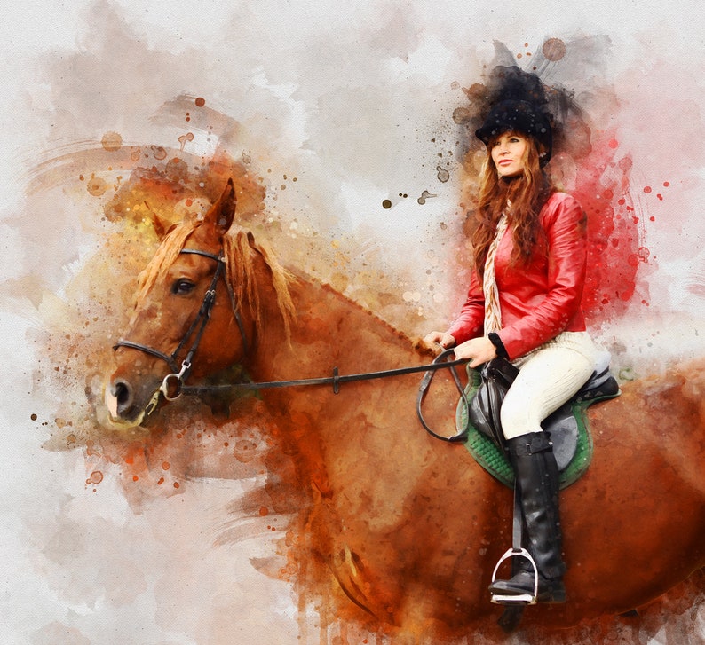 Op de afbeelding: Afbeelding in aquarel van een persoon die op een bruin paard rijdt. De ruiter draagt een rode jas, zwarte laarzen en een zwarte hoed. Het paard heeft een hoofdstel en zadel. De achtergrond heeft aquarelachtige kleurspatten.