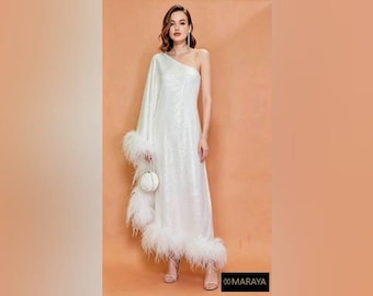 Vestido largo asimétrico de plumas de avestruz con lentejuelas blancas de MARAYA