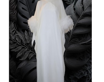 Vestido largo de noche tipo caftán blanco MARAYA con plumas de avestruz