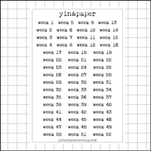 Peut inclure: Un autocollant rectangulaire blanc avec une grille des semaines numérotées de 1 à 52. Le texte "yin&paper" est en haut, et l'URL de la boutique Etsy est en bas. Parfait pour la planification et l'organisation.