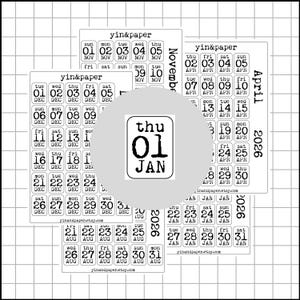 Op de afbeelding: Een verzameling zwart-wit kalenderstickers met data en maanden. De stickers bevatten de tekst "yin&paper" en de Etsy shop URL. De afbeelding bevat ook een ronde sticker met de datum "01 JAN".